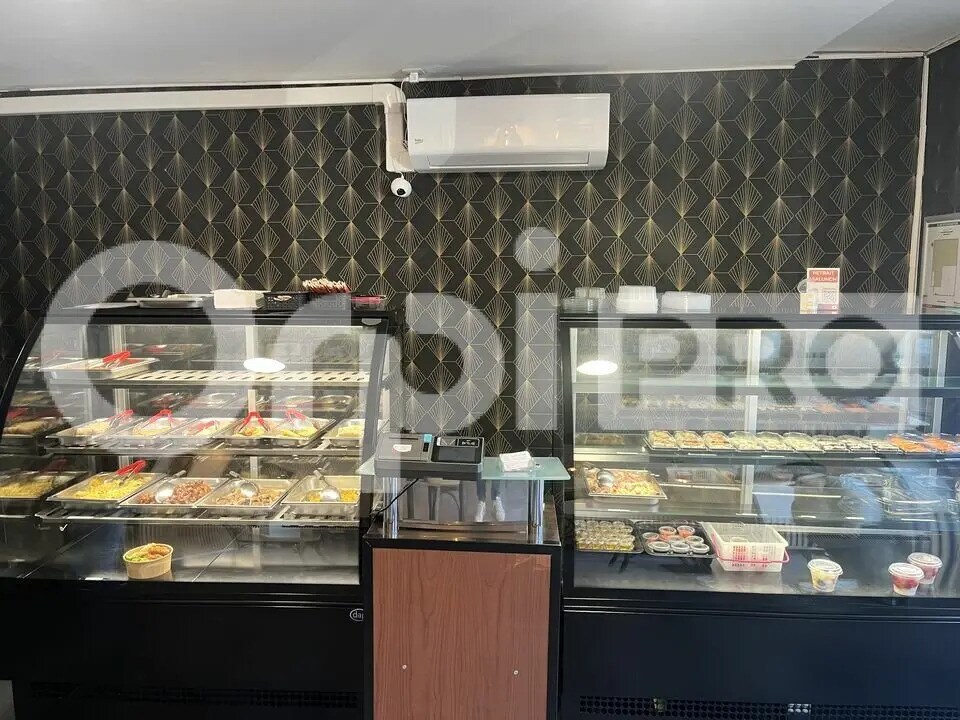 Retail in Lyon for lease Interior Photo- Image 1 of 4