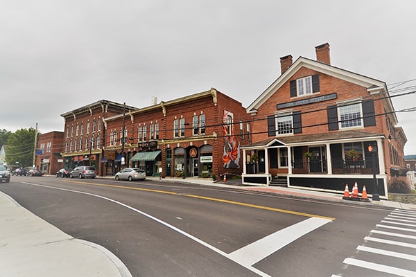 13 Stowe St, Waterbury, VT à vendre - Photo du bâtiment - Image 3 de 7