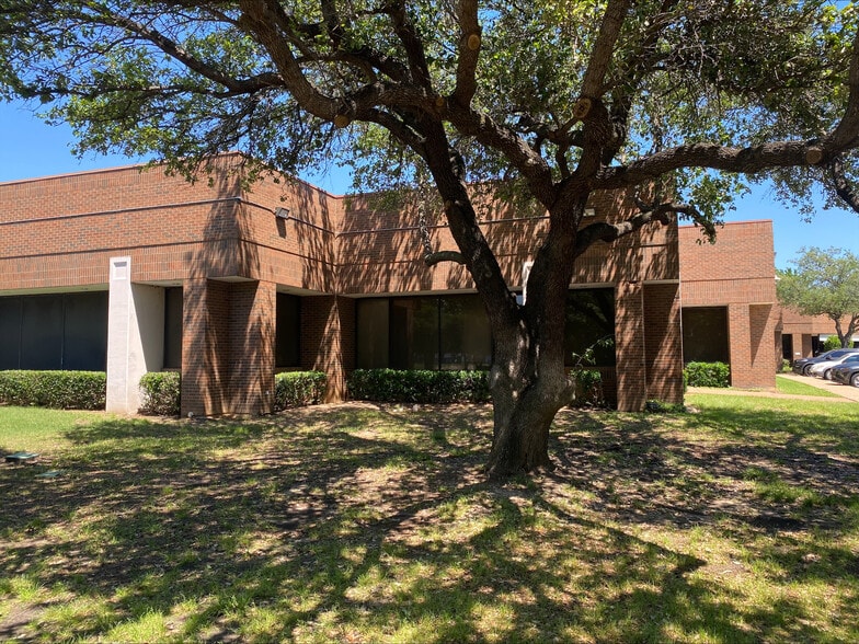 7920 Elmbrook Dr, Dallas, TX for lease - Building Photo - Image 2 of 28