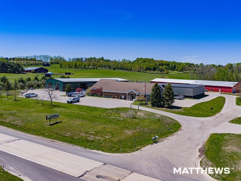 1480 SW Bayshore Dr, Suttons Bay, MI à vendre - Photo du bâtiment - Image 2 de 3