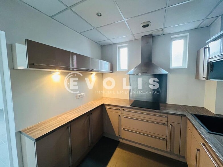 Flex in Champs-sur-Marne for lease - Interior Photo - Image 3 of 7