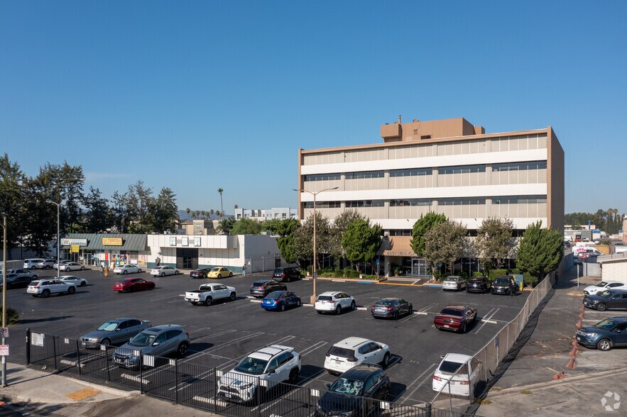 6851 Lennox Ave, Van Nuys, CA à louer - Photo du bâtiment - Image 3 de 14