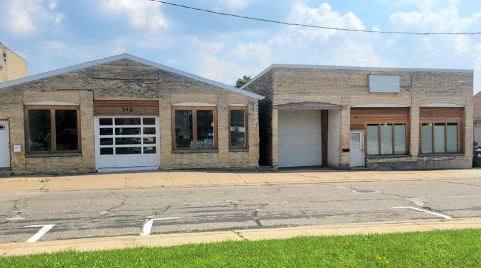 242 - 244 W Edgewater St portfolio of 2 properties for sale on LoopNet.ca - Primary Photo - Image 2 of 2