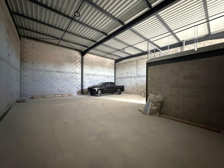 Flex in Mornant for lease - Interior Photo - Image 3 of 8