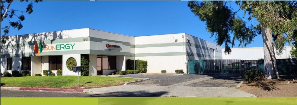 1641 Commerce St, Corona, CA à louer - Photo du bâtiment - Image 2 de 4