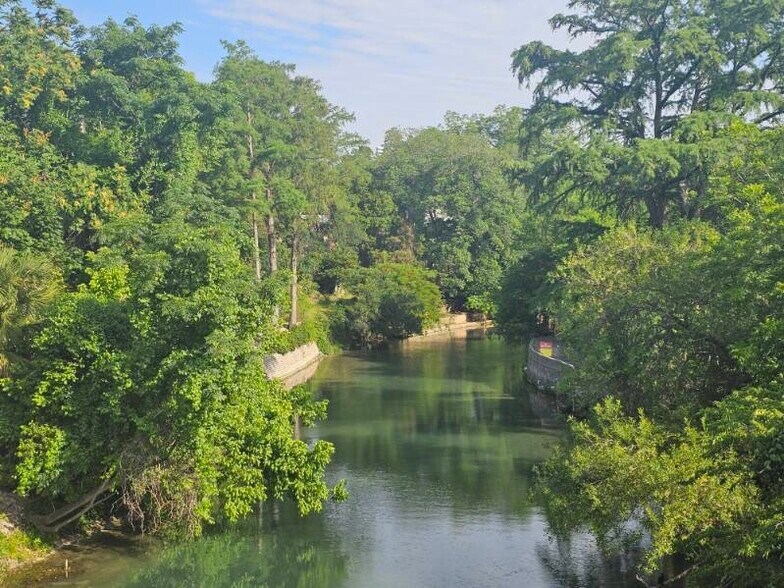 Comal Ave & E Garden Portfolio portefeuille de 2 propriétés à vendre sur LoopNet.ca - Photo du bâtiment - Image 3 de 24