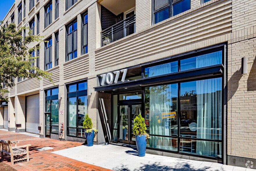 7077 Woodmont Ave, Bethesda, MD à louer - Photo du bâtiment - Image 3 de 14