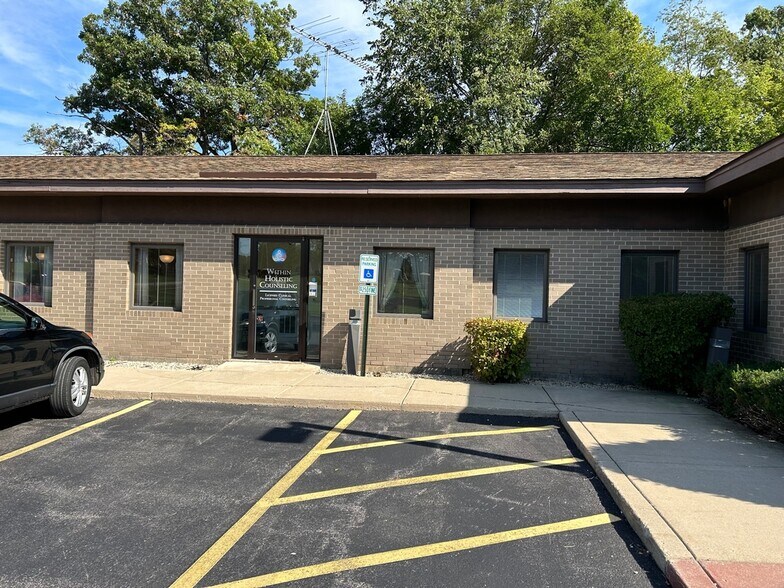 665 W Jackson, Woodstock, IL for lease - Building Photo - Image 2 of 4