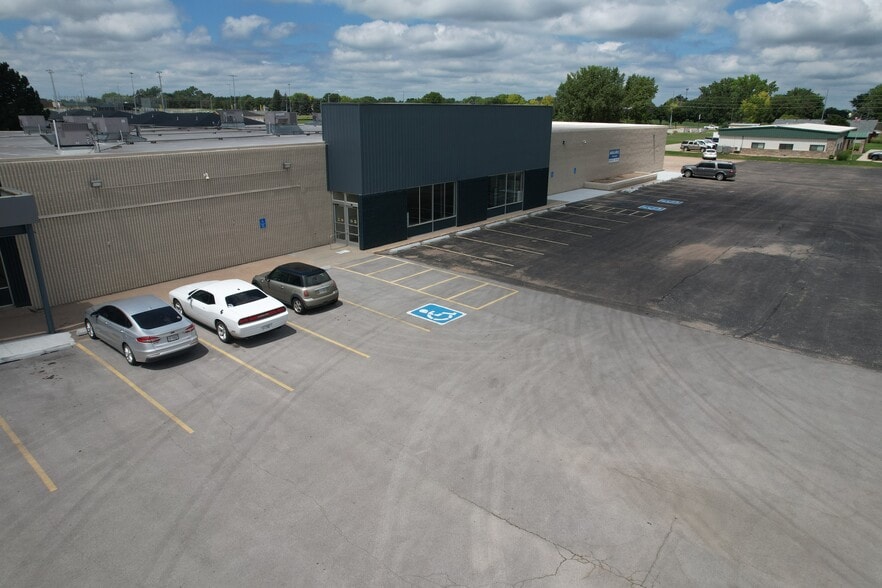1419-1533 Burlington St, Holdrege, NE for lease - Building Photo - Image 3 of 5