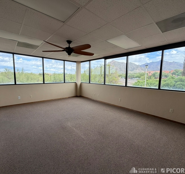 7493 N Oracle Rd, Tucson, AZ à louer - Photo du bâtiment - Image 2 de 5