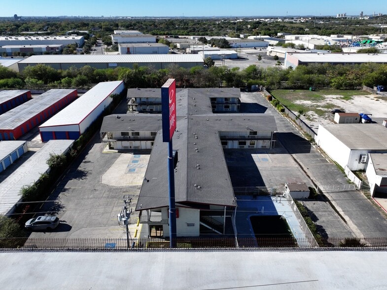 9503 N Interstate 35, San Antonio, TX à vendre - Photo du bâtiment - Image 3 de 33