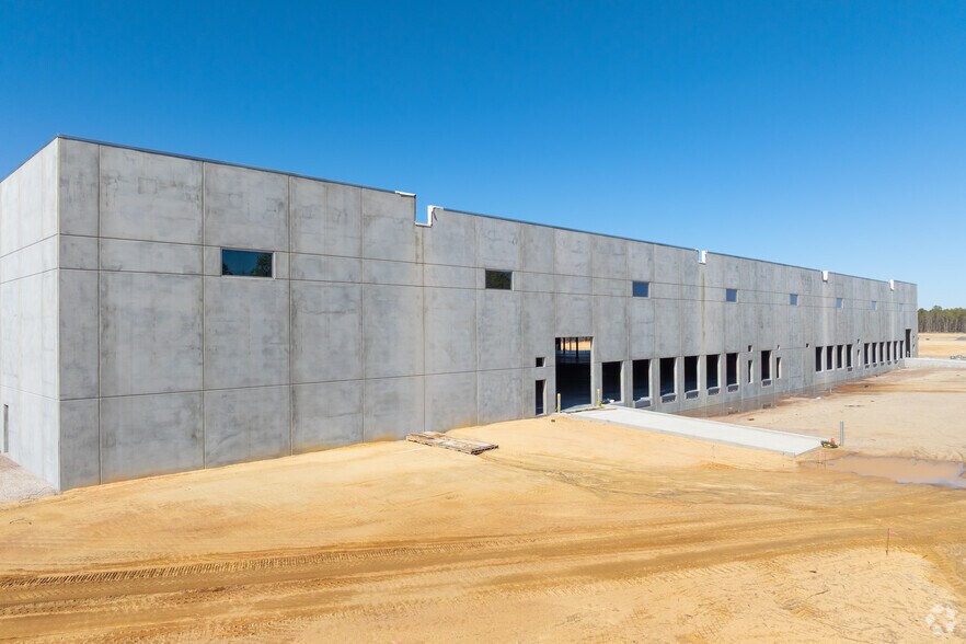 Industrial Portfolio portefeuille de 3 propriétés à vendre sur LoopNet.ca - Photo du bâtiment - Image 1 de 23