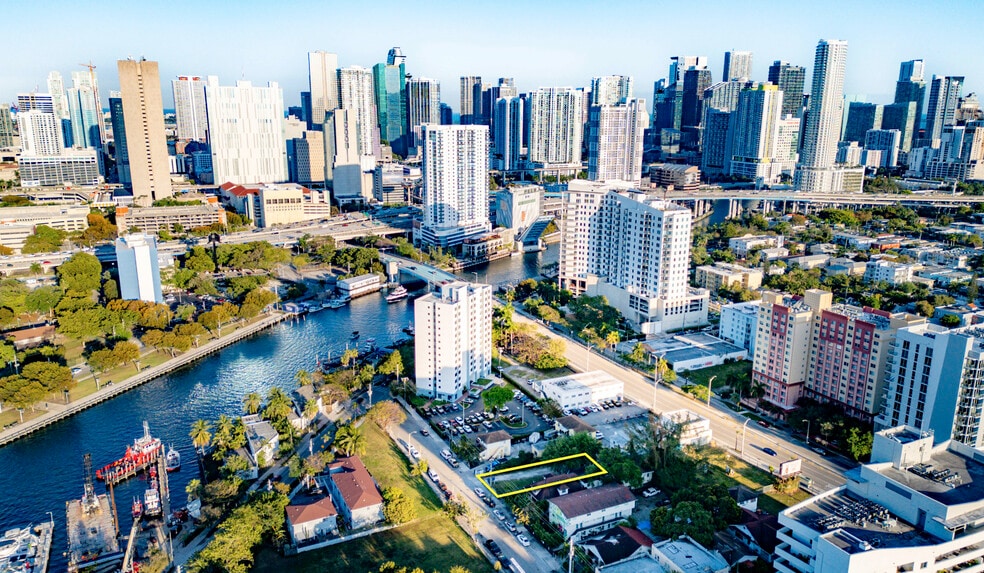 542 NW 1st St, Miami, FL à louer - Photo du bâtiment - Image 2 de 4