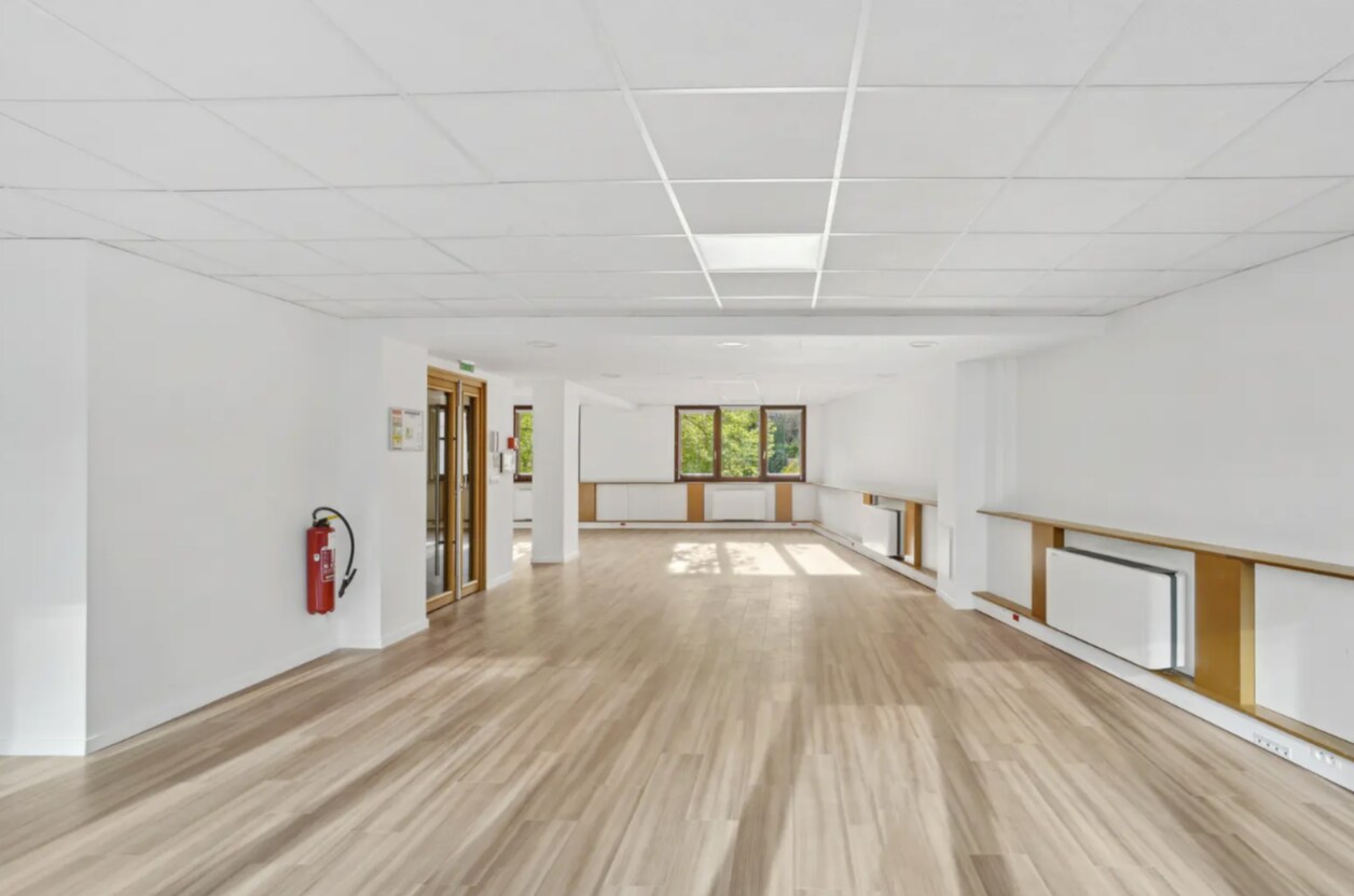 Office in Le Kremlin-Bicêtre for lease Interior Photo- Image 1 of 10