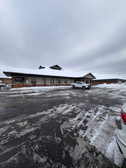 4257 Southtowne Dr, Eau Claire, WI à louer - Photo du bâtiment - Image 3 de 25