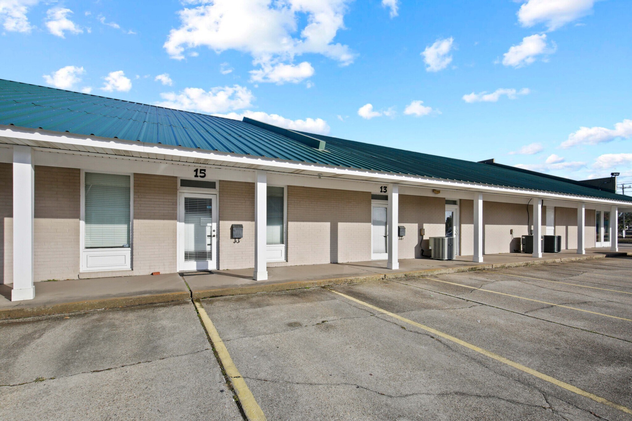 833 Highway 90, Bay Saint Louis, MS for lease Primary Photo- Image 1 of 15