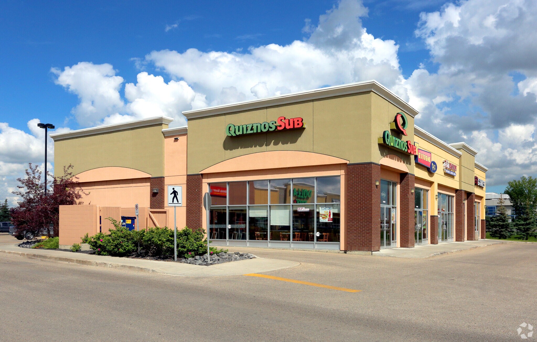 18547 Stony Plain Rd, Edmonton, AB à louer Photo du bâtiment- Image 1 de 2