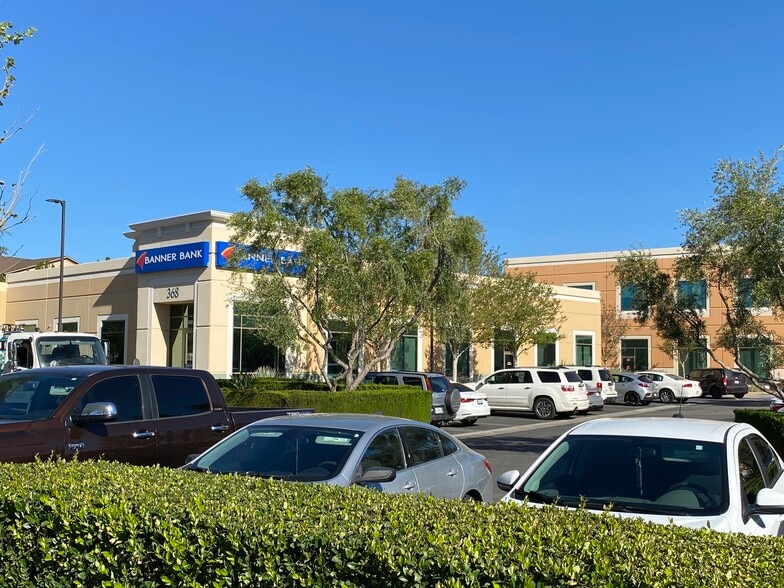 368 E Vanderbilt Way, San Bernardino, CA à louer - Photo principale - Image 1 de 12