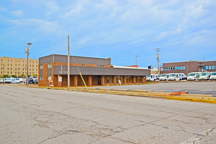 111 W Lincoln St, Belleville, IL for lease - Building Photo - Image 1 of 4