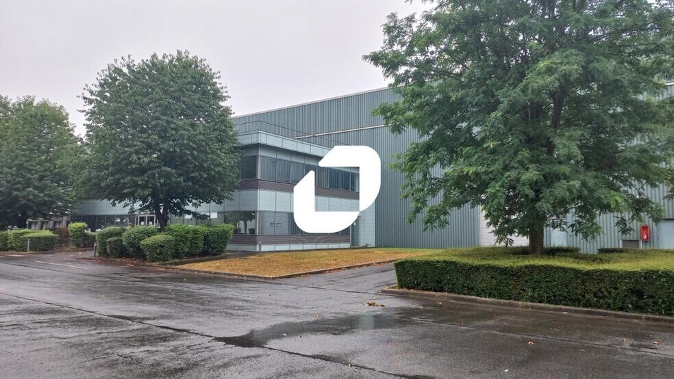 Industrial in Saint-Witz for lease - Building Photo - Image 2 of 6