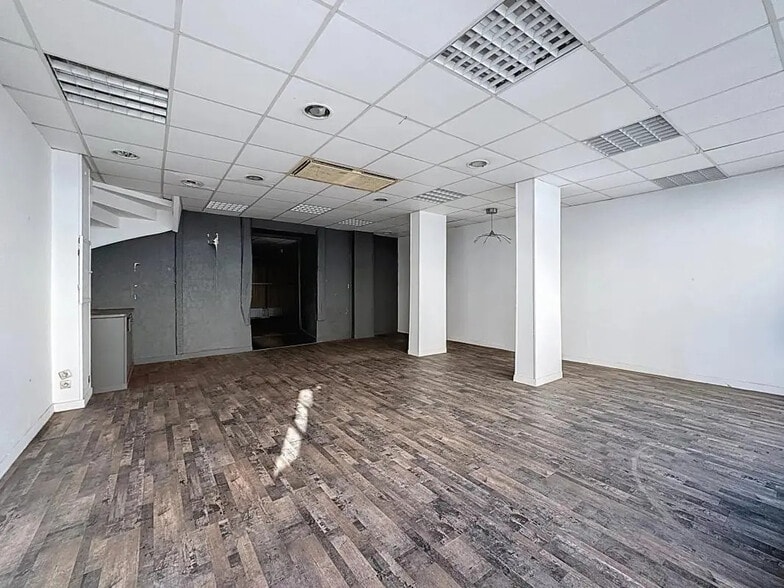 54 Rue De La République, Bourgoin-Jallieu for sale - Interior Photo - Image 2 of 11