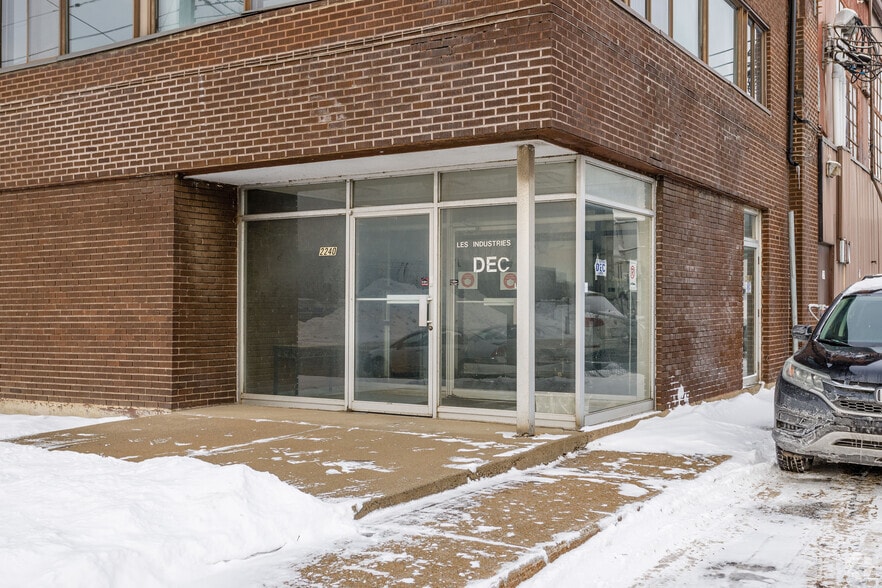 2240 43e Av, Montréal, QC à louer - Photo du bâtiment - Image 3 de 4