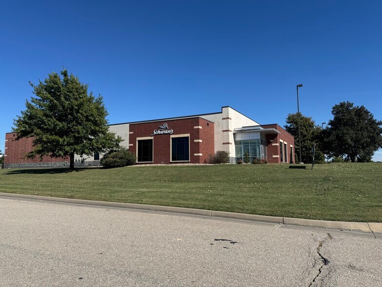 3900 E 12th Ave, Winfield, KS à vendre - Photo du bâtiment - Image 1 de 9