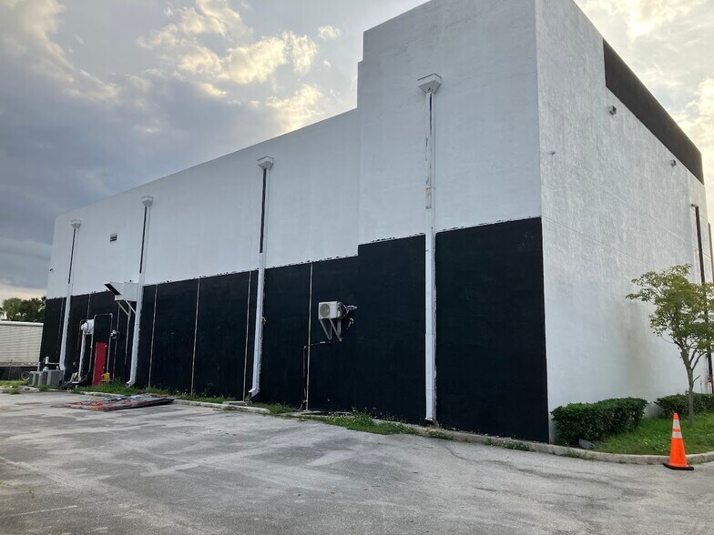 8340 Resource Dr, West Palm Beach, FL à vendre - Photo du bâtiment - Image 3 de 3