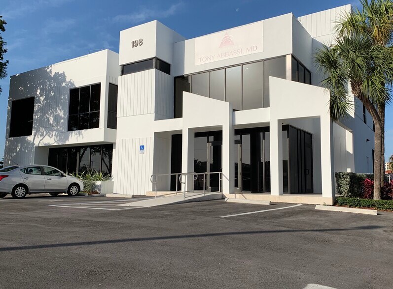 198 NW 37th Ave, Miami, FL à louer - Photo du bâtiment - Image 2 de 27