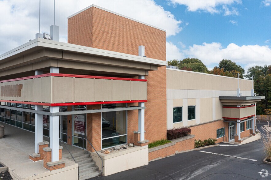8154 Montgomery Rd, Cincinnati, OH à louer - Photo du bâtiment - Image 2 de 5