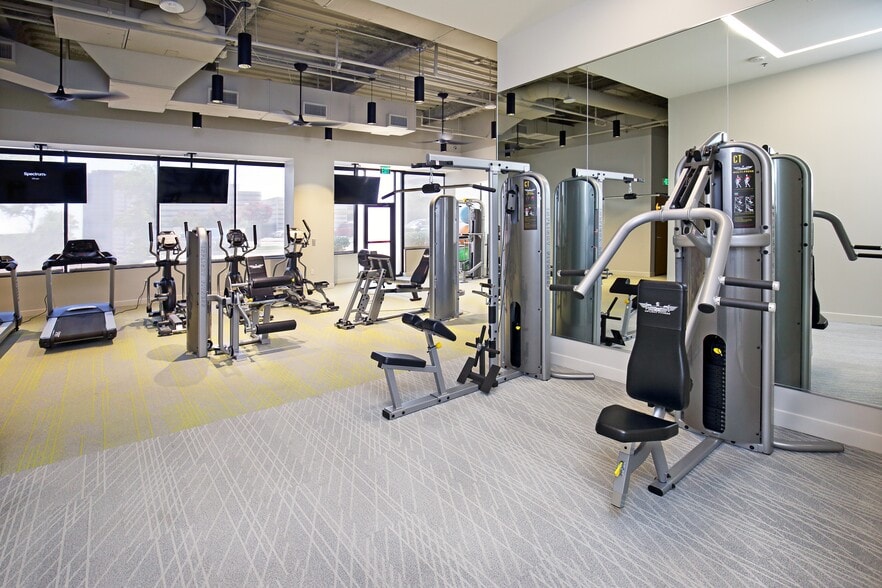 1320 Greenway Dr, Irving, TX for lease - Interior Photo - Image 2 of 24