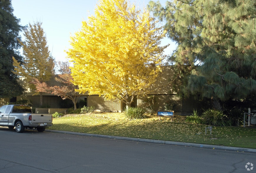 4969 E Clinton, Fresno, CA à louer - Photo du bâtiment - Image 3 de 6
