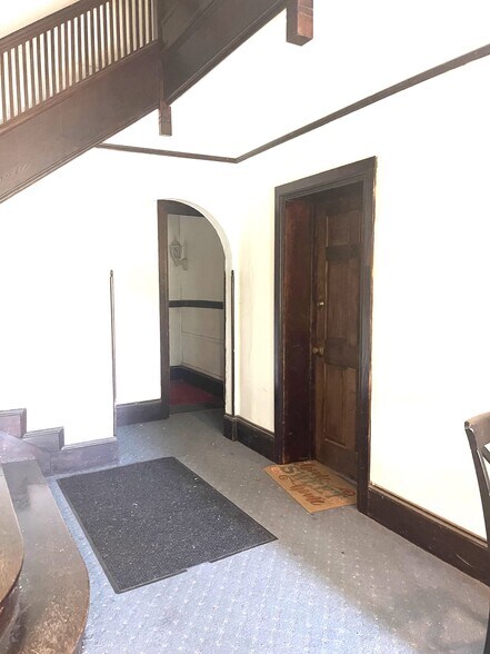 506 E Seneca St, Ithaca, NY à vendre - Photo du bâtiment - Image 3 de 10
