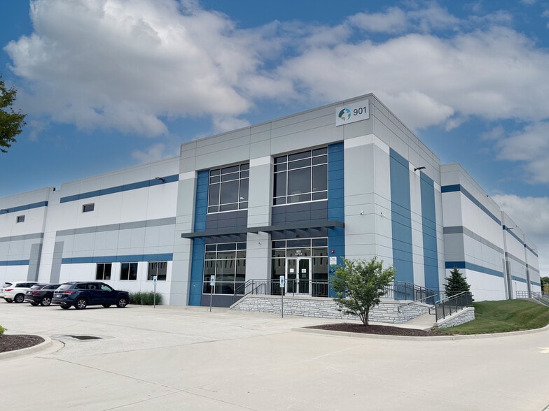 901 Chase Ave, Elk Grove Village, IL for lease - Building Photo - Image 2 of 10