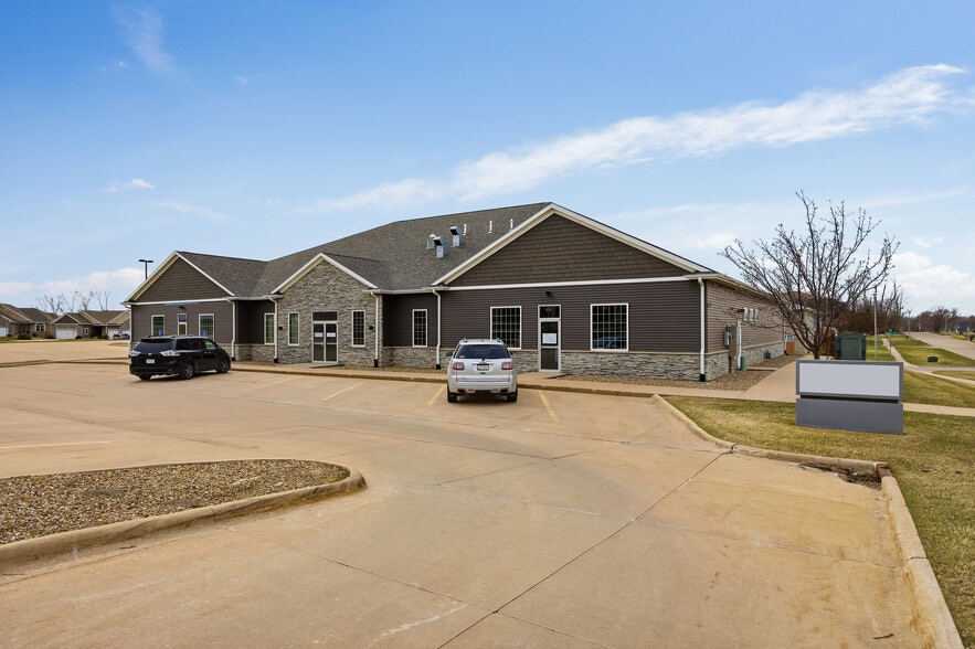 4820 Armar Dr SE, Cedar Rapids, IA for sale - Primary Photo - Image 1 of 19