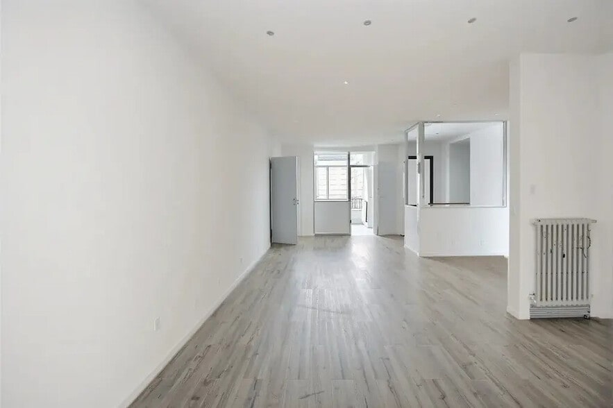 Office in Paris for lease - Interior Photo - Image 2 of 8