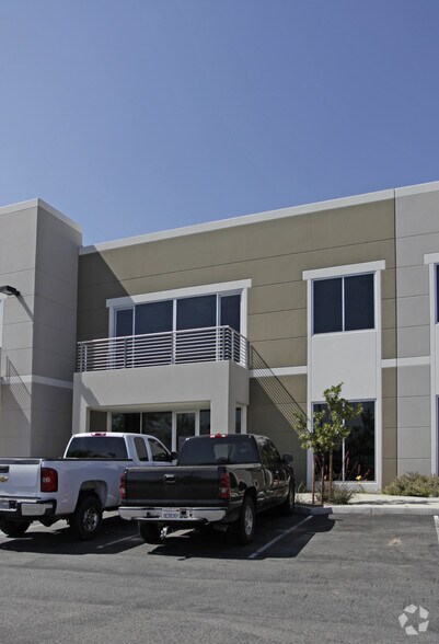 28338 Constellation Rd, Valencia, CA à louer - Photo du bâtiment - Image 3 de 4