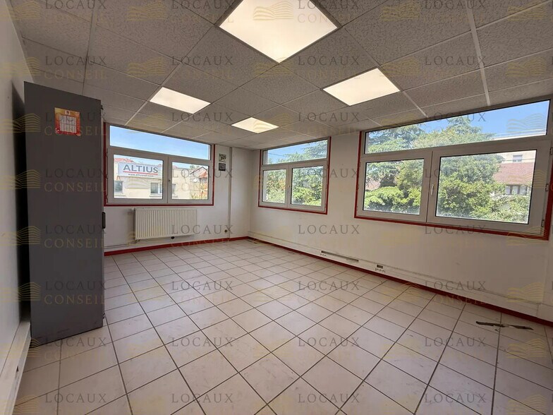 Bureau dans Argenteuil à louer - Photo du bâtiment - Image 2 de 4