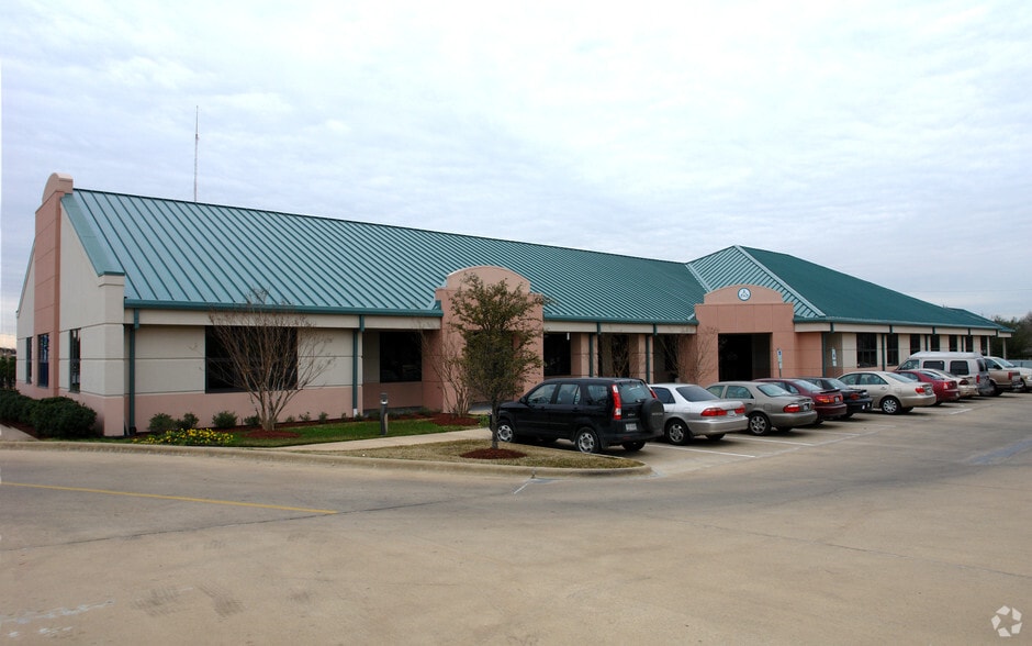 2010 E Villa Maria Dr, Bryan, TX for lease - Building Photo - Image 3 of 25