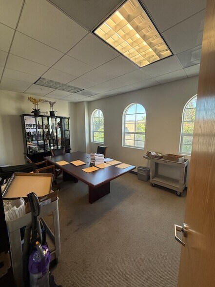 5018 Chesebro Rd, Agoura Hills, CA à vendre - Photo intérieure - Image 2 de 12