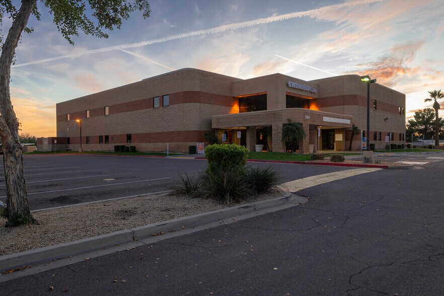 5891 W Eugie Ave, Glendale, AZ à vendre - Photo du bâtiment - Image 2 de 10