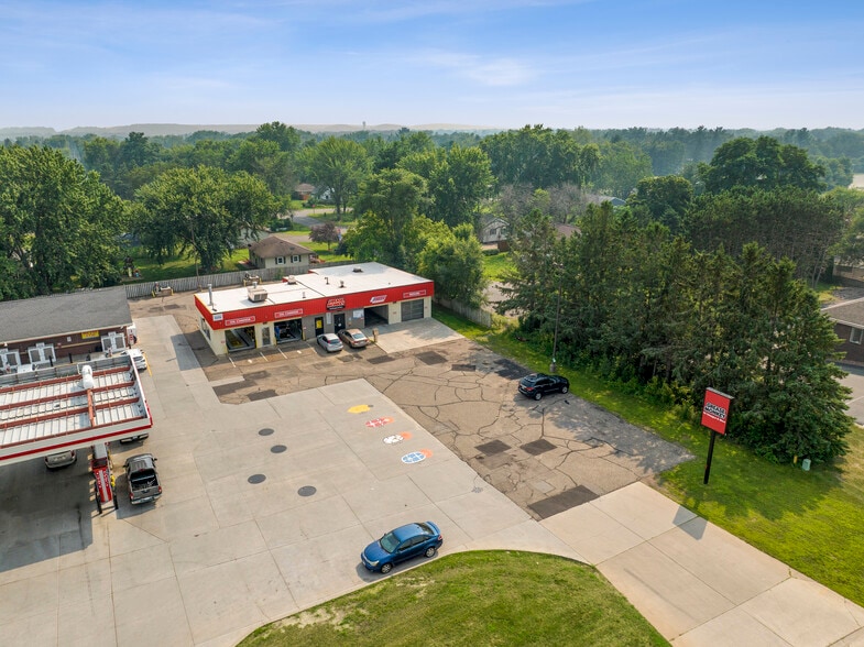 123 W Prairie View Rd, Chippewa Falls, WI for sale - Building Photo - Image 2 of 5