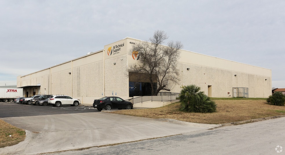 4311 Director Dr, San Antonio, TX for lease - Building Photo - Image 3 of 35