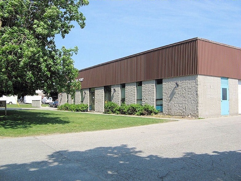 665 Colby Dr, Waterloo, ON à louer - Photo du bâtiment - Image 2 de 3