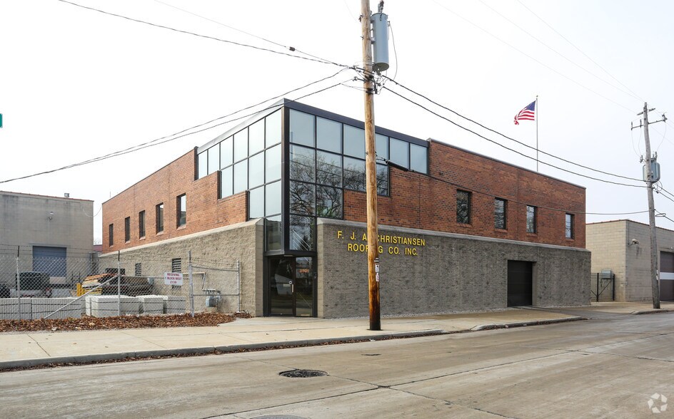 2101 W Purdue St, Milwaukee, WI for sale - Building Photo - Image 2 of 19
