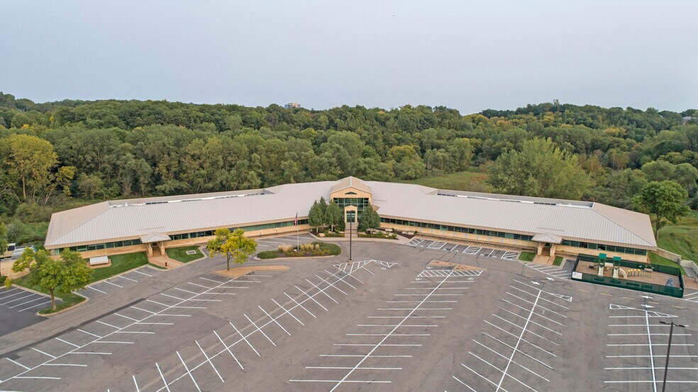 12301 Whitewater Dr, Minnetonka, MN à louer - Photo du bâtiment - Image 2 de 7