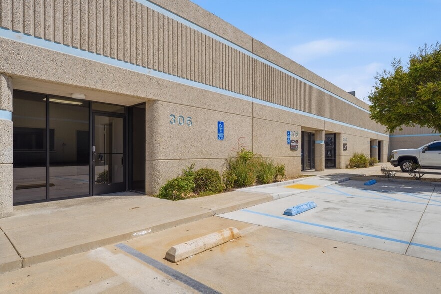 42207 6th St W, Lancaster, CA for lease - Building Photo - Image 2 of 25