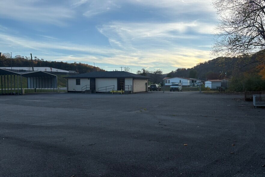 1255 Lakeside Dr, Jackson, KY à vendre - Photo du bâtiment - Image 2 de 12