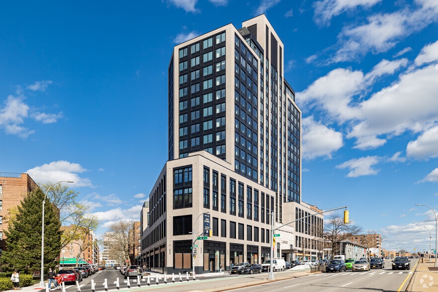 9885 Queens Blvd, Rego Park, NY à louer - Photo du bâtiment - Image 3 de 8