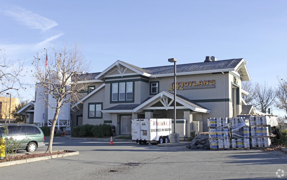 15 Rowland Way, Novato, CA à louer - Photo du bâtiment - Image 3 de 13
